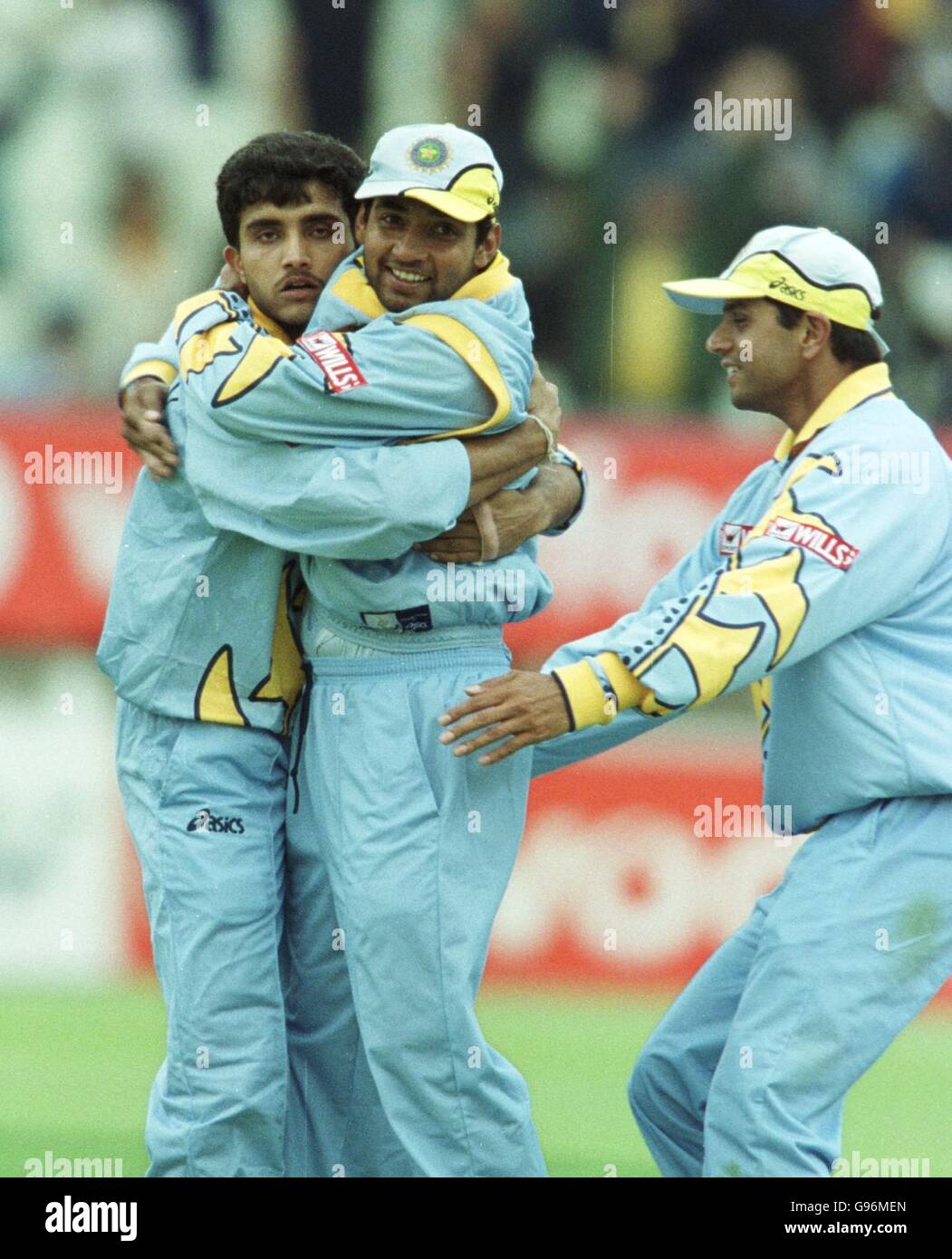 Indiens Saurav Ganguly feiert mit Ajay Jadeja nach der Einnahme der Wicket von Englands Mark Ealham Stockfoto