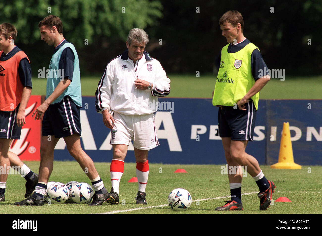 Fußball - Euro 2000 Qualifikation - Gruppe fünf - England gegen Schweden - England Training. Kevin Keegan mit Teddy Sheringham während des England Trainings Stockfoto