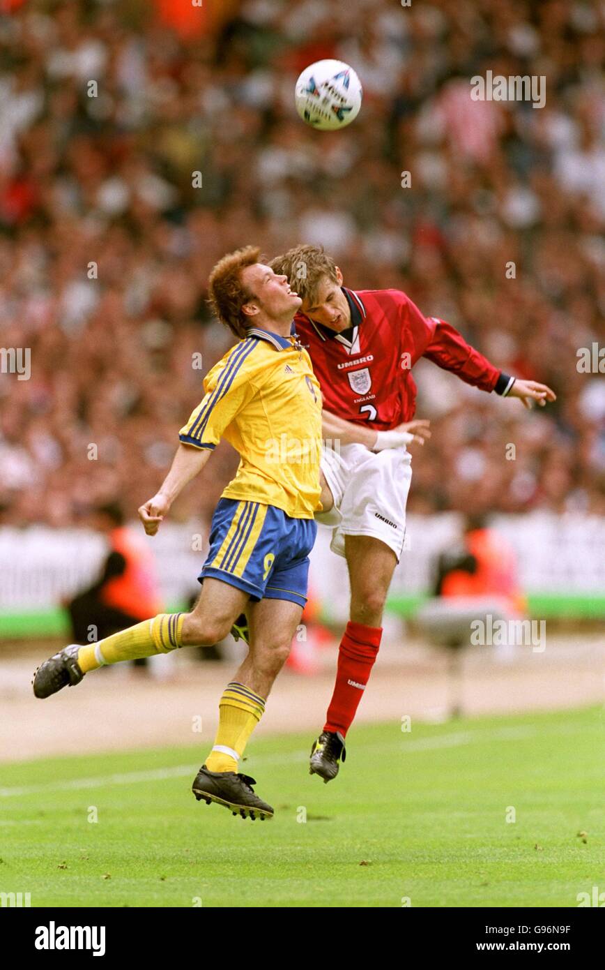 Fußball - Euro 2000 Qualifikation - Gruppe fünf - England gegen Schweden. Der englische Philip Neville kämpft in der Luft mit dem schwedischen Fredrik Ljungberg um den Ball Stockfoto