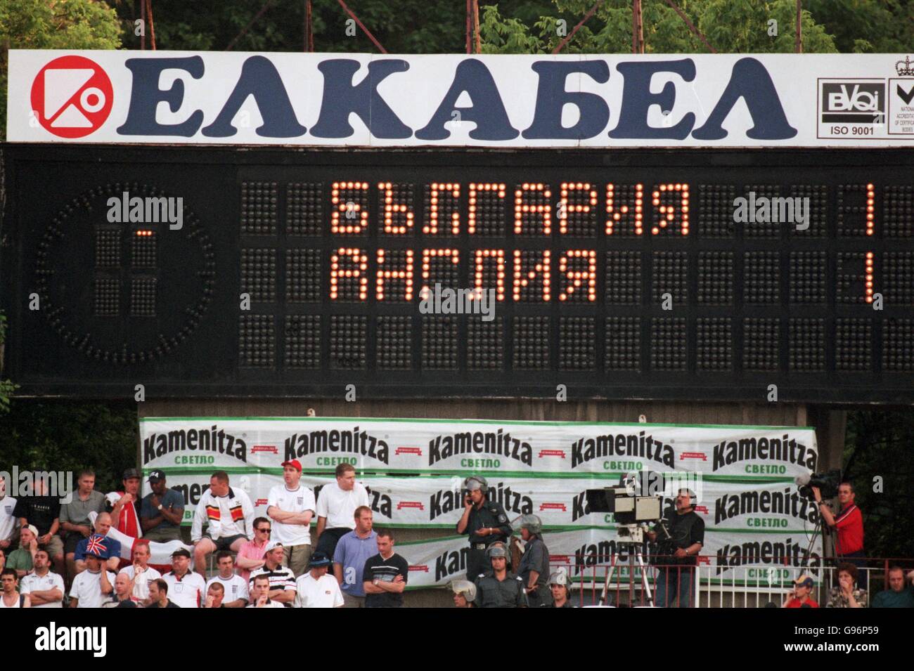 Fußball - Euro 2000 Qualifikation - Gruppe fünf - Bulgarien gegen England. Die Anzeigetafel zeigt die Partitur in kyrillischer Schrift an Stockfoto