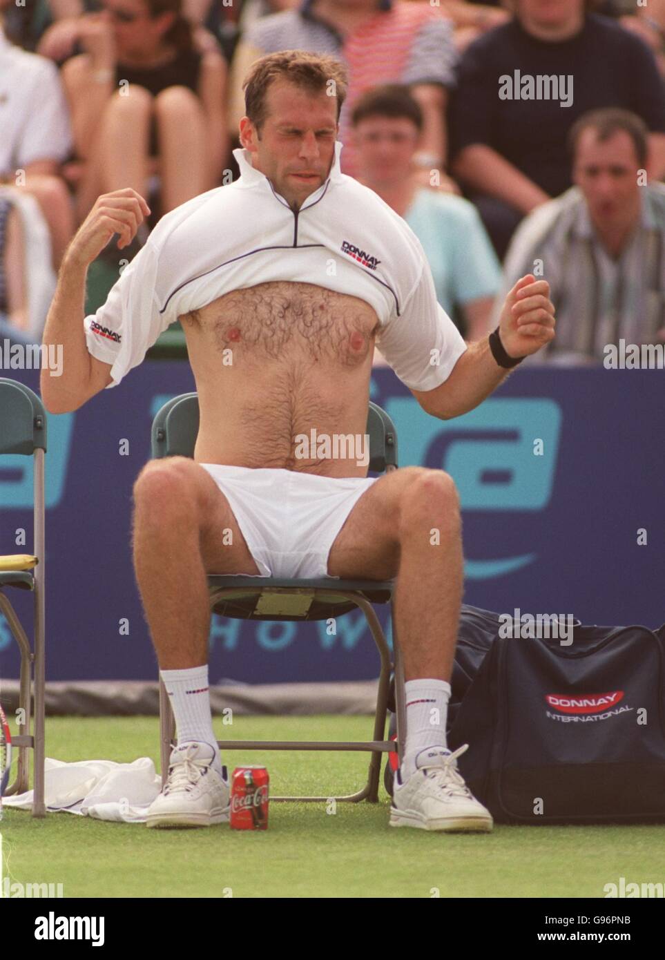 Tennis - Nottingham Open - 2. Runde. Greg Rusedski wechselt sein Hemd während seines knappen Sieges gegen Jan-Michael Gambill Stockfoto