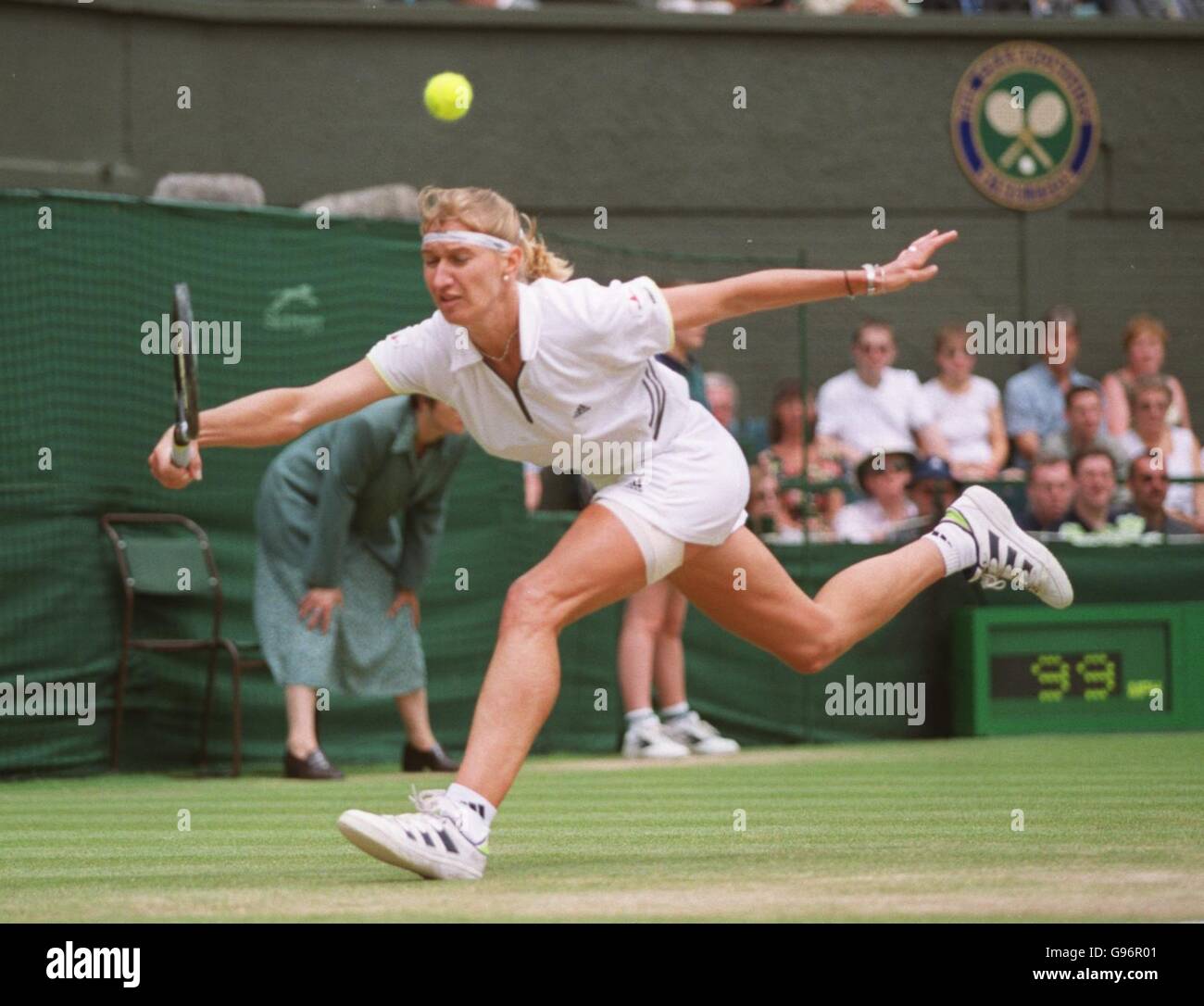 Tennis - Wimbledon. Damen-Finale-Steffi Graf gegen Lindsay Davenport. Steffi Graf gibt eine Vorhand zurück Stockfoto