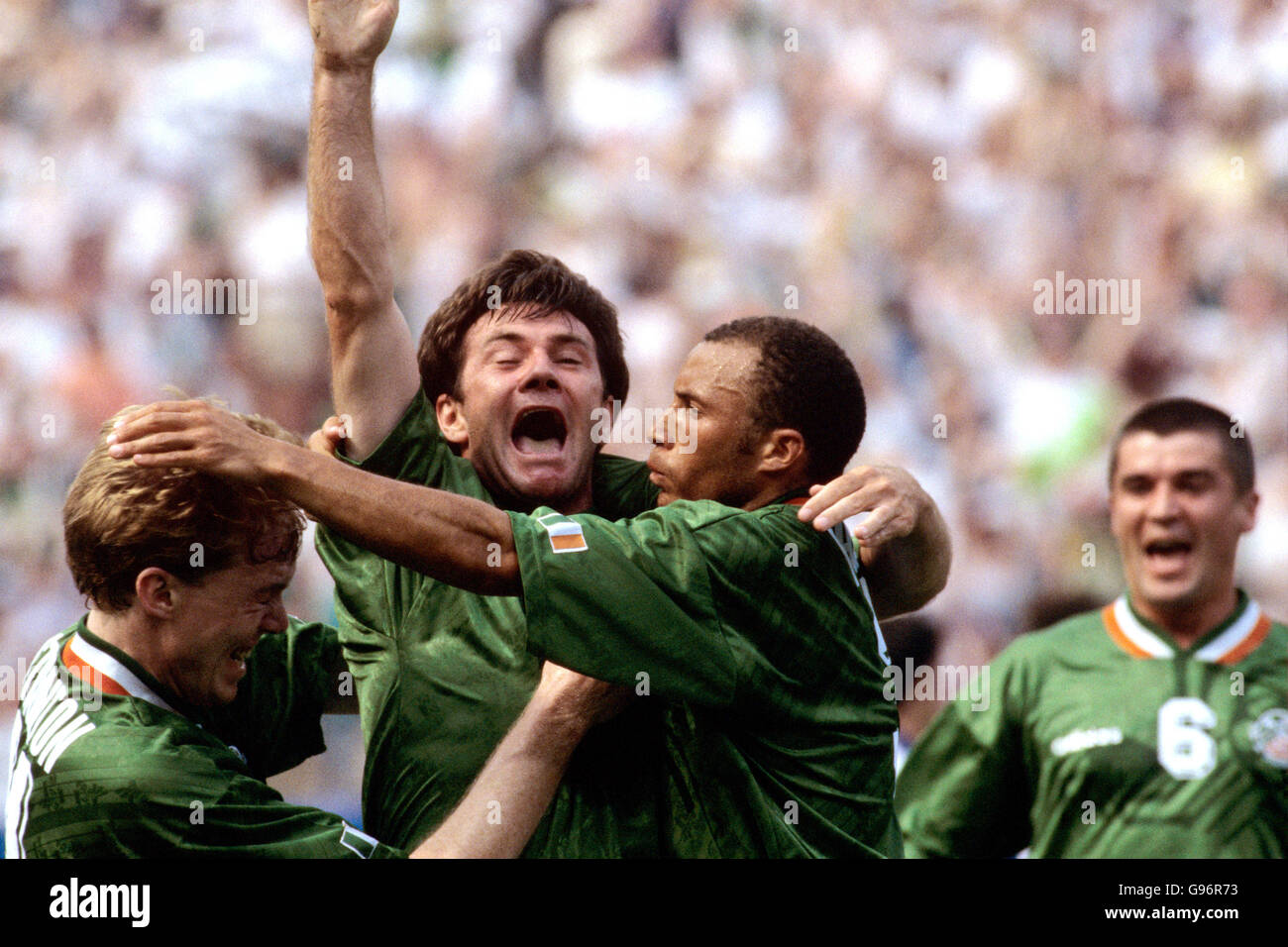 Irlands Torschützenkönig Ray Houghton (Mitte) wird von Teamkollegen gratuliert Steve Staunton (links) und Terry Phelan (rechts) Stockfoto