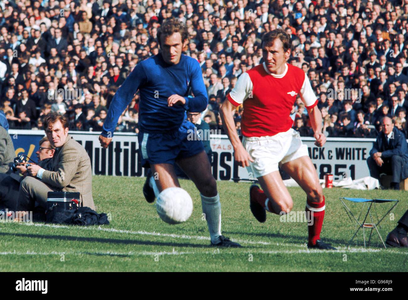 Chelseas Tommy Baldwin (links) und Arsenals Bob McNab (rechts) in einem Rennen um den Ball Stockfoto