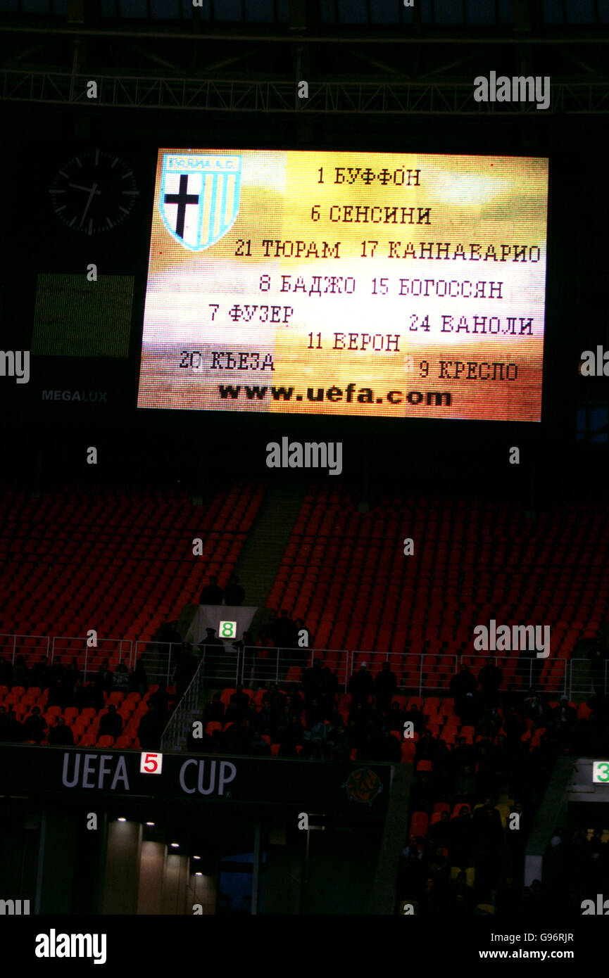 Fußball - UEFA-Cup - Finale - Parma / Olympique Marseille. Auf der Anzeigetafel des Luzhniki-Stadions wird das Team von Parma in kyrillischer Schrift dargestellt Stockfoto