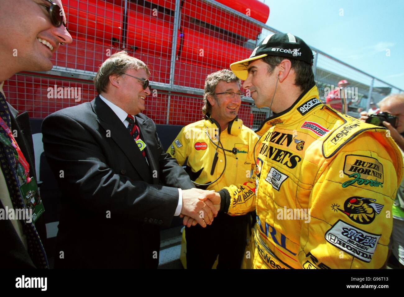 Der stellvertretende Premierminister John Prescott wünscht Damon Hill alles gute Glück vor dem Rennen Stockfoto