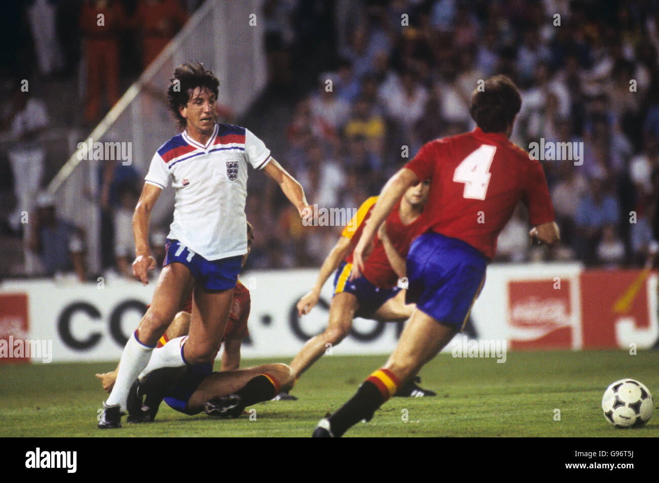 Fußball - Weltmeisterschaft Spanien 1982 - Gruppe B - England gegen Spanien. Englands Paul Mariner (links) in Aktion Stockfoto