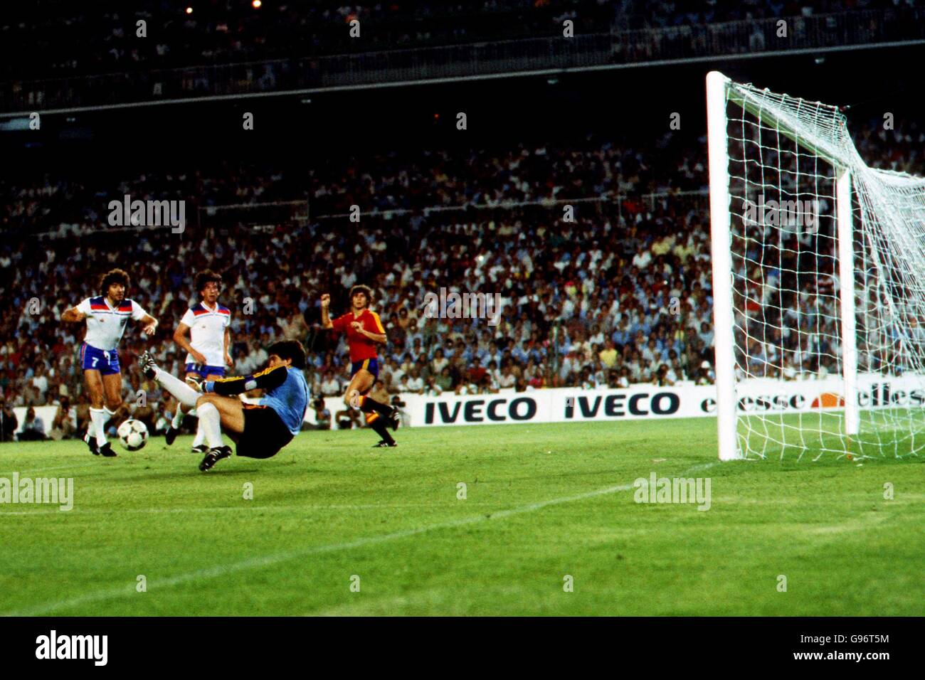Fußball - Weltmeisterschaft Spanien 1982 - Gruppe B - England gegen Spanien. Der englische Kevin Keegan (links) und Paul Mariner (zweite links) sehen zu, wie der spanische Torhüter Luis Arconada (zweite rechts) einen Spare macht Stockfoto