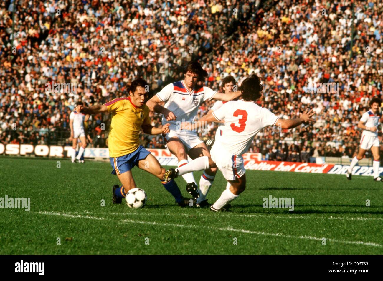 Rumäniens Zoltan Crisan (links) übernimmt Englands Dave Watson (Mitte) und Kenny Sansom (rechts) Stockfoto