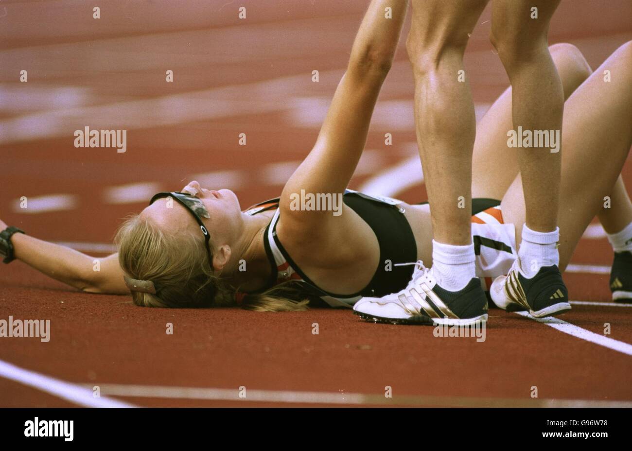 Paula Radcliffe bricht auf der Strecke nach dem Setzen eines neuen Britischer Rekord beim 5000-M-Rennen der Frauen Stockfoto