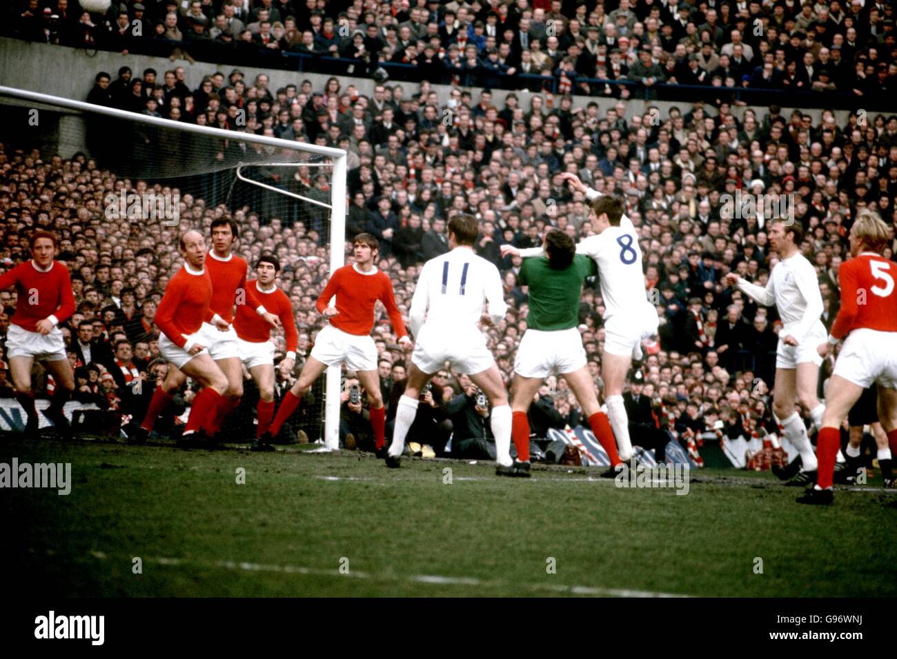 L-R: Carlo Sartori, Bobby Charlton, David Sadler, Tony Dunne, Paul Edwards all Manchester United, Paul Madeley - Leeds United, Alex Stepney - Manchester United, Allan Clarke - Leeds United, Jack Charlton - Leeds United, Ian Ure - Manchester United Torhüteraktion als Manchester United eine Ecke verteidigen Stockfoto