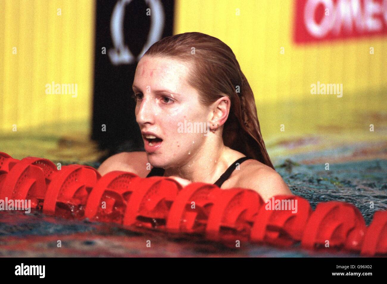 Großbritanniens Jaime King erholt sich von den Anstrengungen des Gewinnens Silber im Finale des 50 m Breaststroke Damen Stockfoto