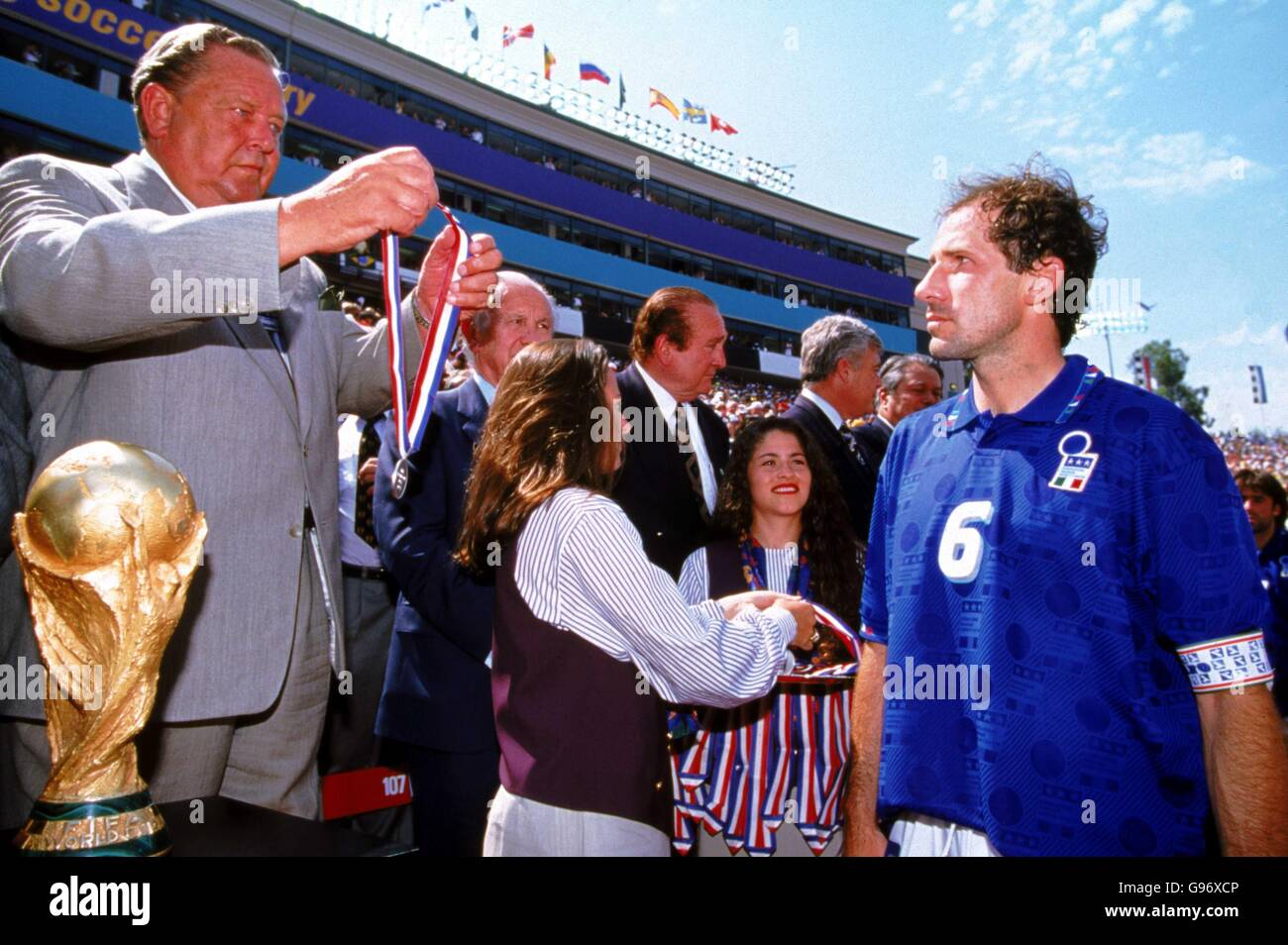 Fußball - FIFA Fußball-Weltmeisterschaft 1994 - Finale - Brasilien gegen Italien - Rose Bowl, Pasadena. UEFA-Präsident Lennart Johansson (links) überreicht dem italienischen Franco Baresi (rechts) seine Vizemedaille Stockfoto