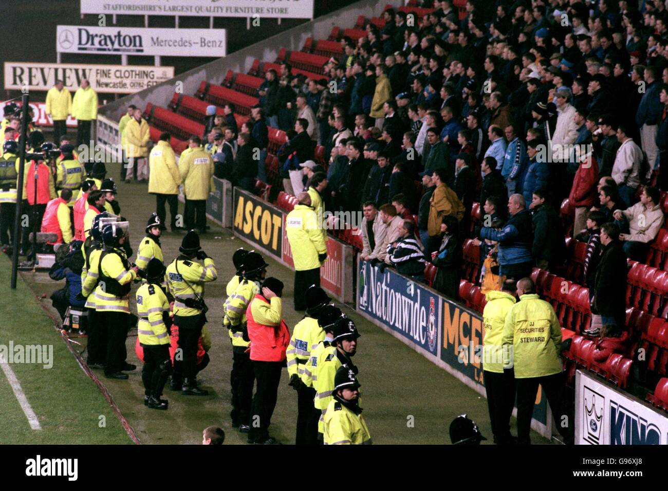 Die Polizei umgab die Manchester City-Fans nach dem Kampf brach Zwischen den beiden Ventilatoren Stockfoto