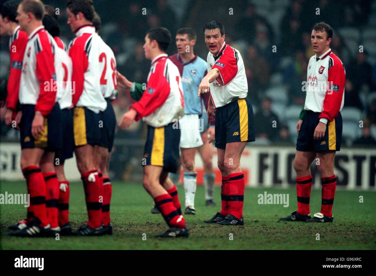 Fußball - Nationwide League Division Three - Scunthorpe United / Scarborough. Das Derek Mountfield (zweite rechts) von Scarborough organisiert die Verteidigungsmauer Stockfoto