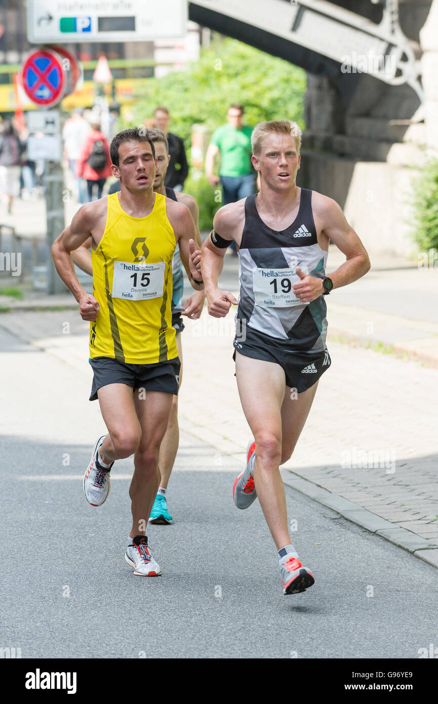 Dennis Laerte (15), Steffen Uliczka (19), 22. HELLA Halbmarathon 26.06.2016, Hamburg, Deutschland Stockfoto