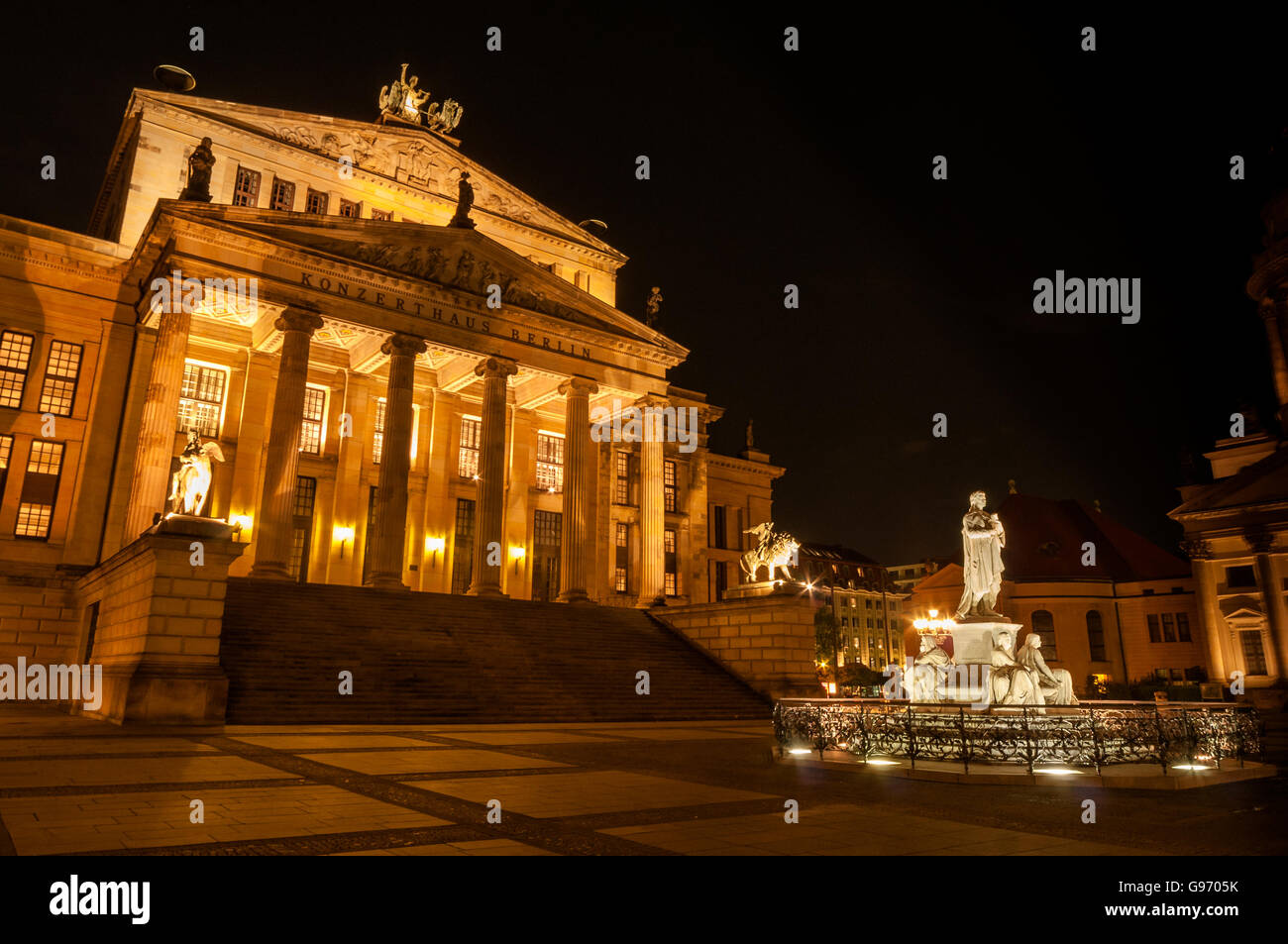 Konzerthaus Berlin (Konzerthaus) und Statue von Friedrich Schiller, Gendarmenmarkt, erschossen in der Nacht. Stockfoto