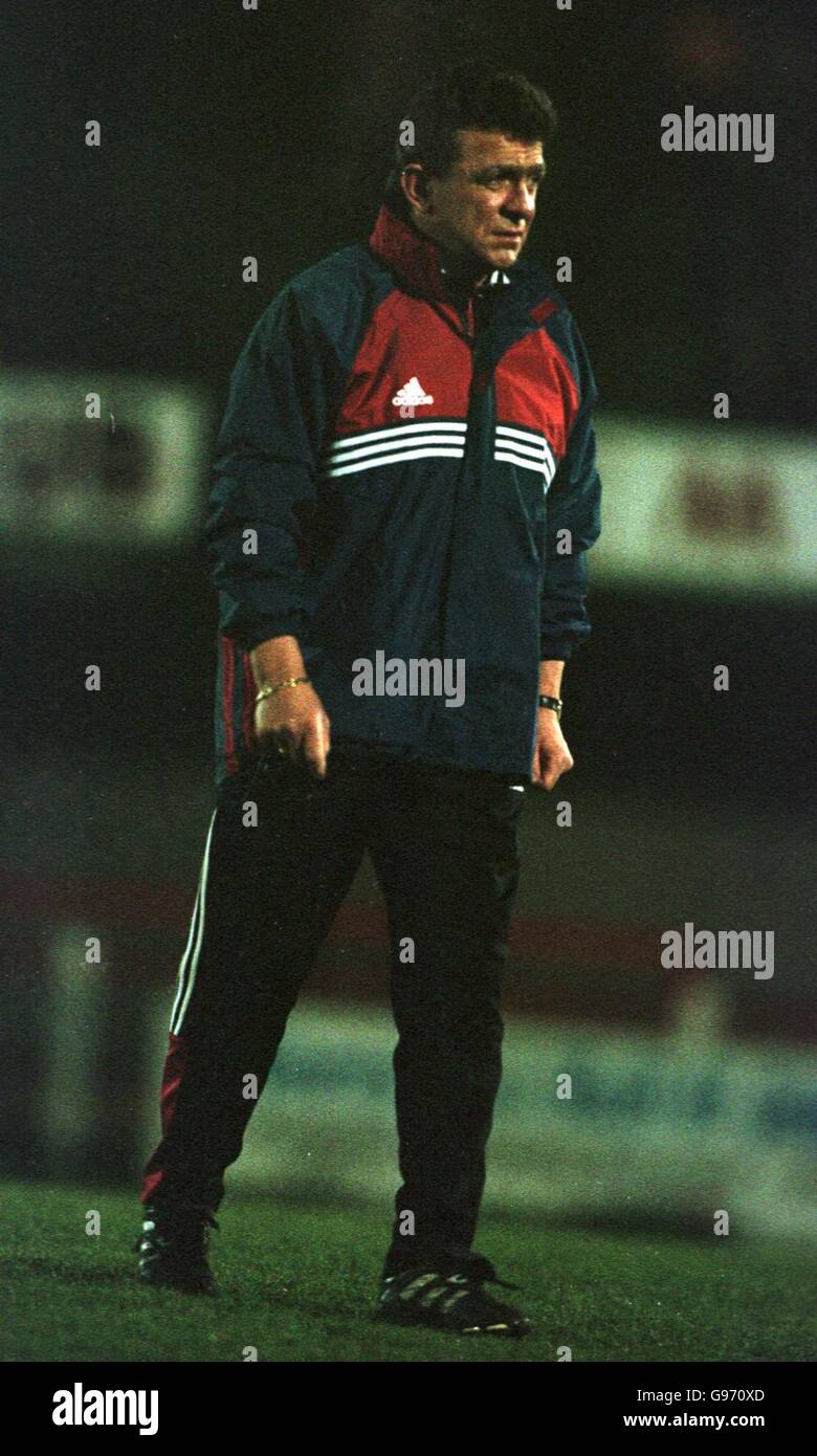 Polen-Training, Boreham Wood FC. Der Manager Polen Janusz Wojcik mit Blick auf Ausbildung Stockfoto