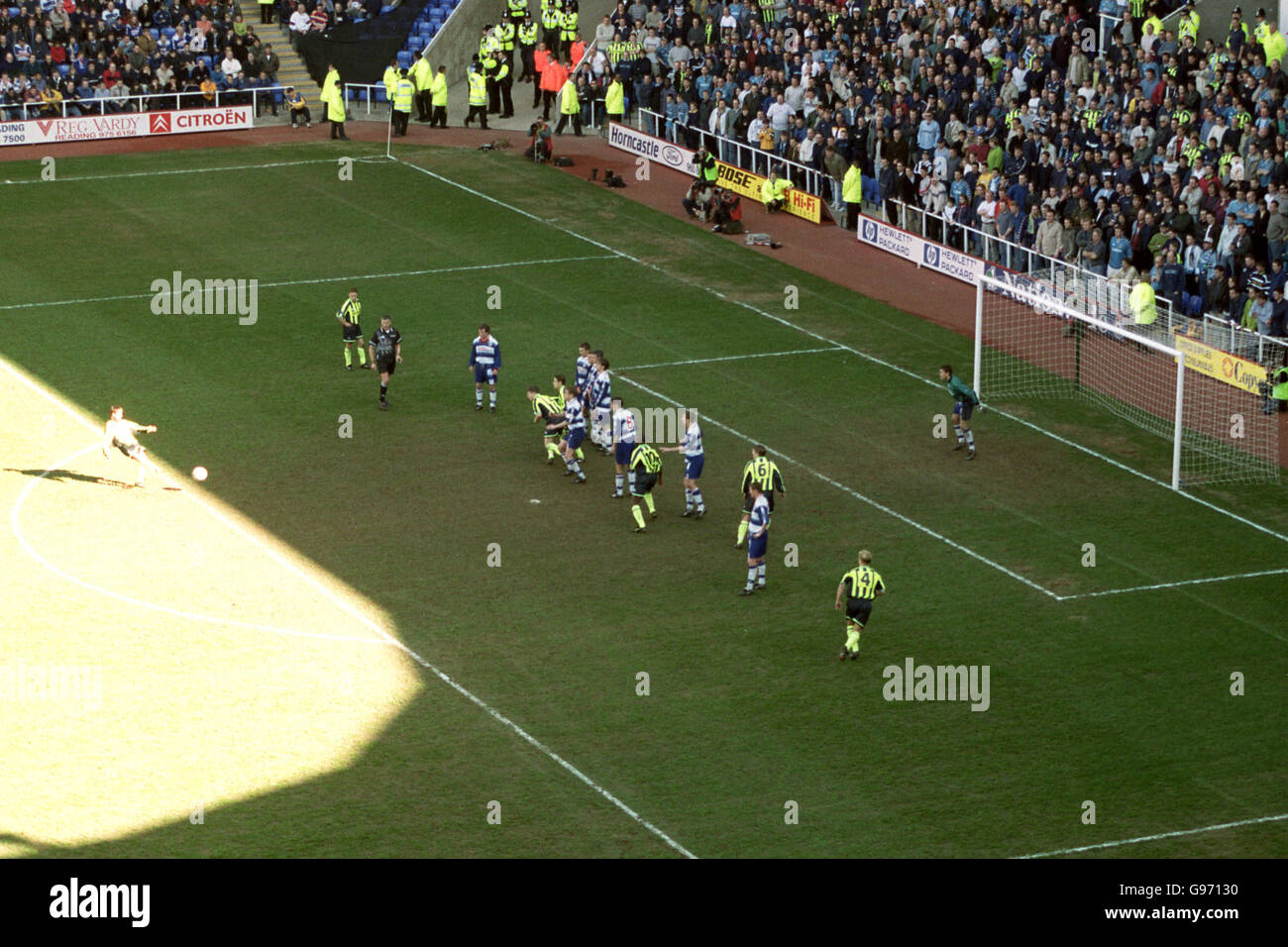 Fußball - Nationwide League Division 2 - Reading gegen Manchester City. Terry Cooke von Manchester City rollt in seinem zweiten Tor des Spiels, um 0-3 zu erreichen Stockfoto