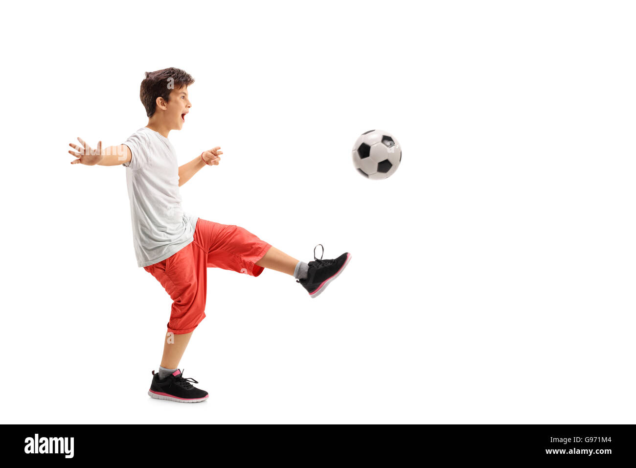 Profil von Schuss eines begeistert jungen Fußball spielen und lächelnd isolierten auf weißen Hintergrund Stockfoto