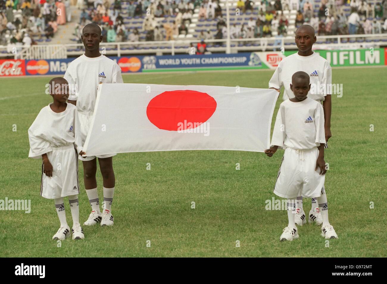 Fußball - Weltjugendcup - Gruppe E - Kamerun gegen Japan. Nigrische Kinder, die die Flagge Japans halten Stockfoto