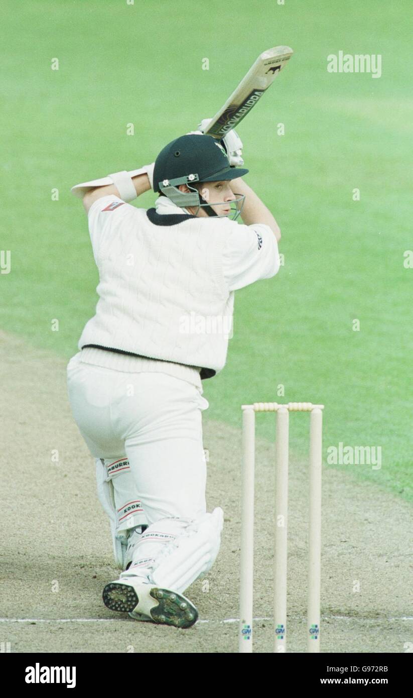 Cricket - PPP Healthcare County Championship - Yorkshire / Gloucestershire. Yorkshire's Matthew Wood knackt einen in Richtung des Boundray off Bowling von Gloucestershire's Mike Smith Stockfoto