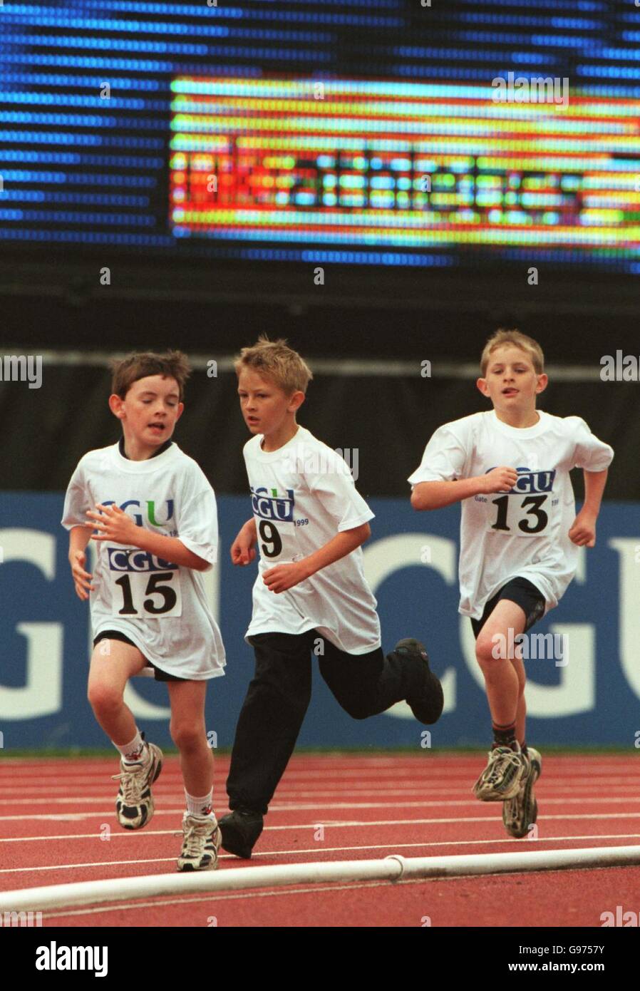 Leichtathletik - CGU Gateshead Classic. Junge Jungen laufen am Bildschirm „Diamond Vision“ vorbei Stockfoto