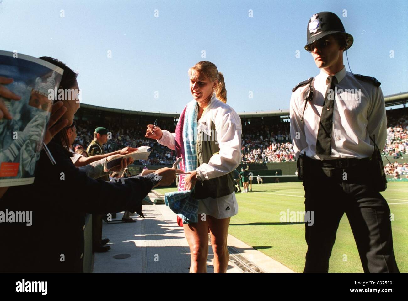 Tennis - Wimbledon Championships - Dameneinzel - Dritte Runde - Corina Morariu gegen Steffi graf. Steffi Graf gibt Autogramme, als sie nach einem überzeugenden Sieg das Feld verlässt Stockfoto