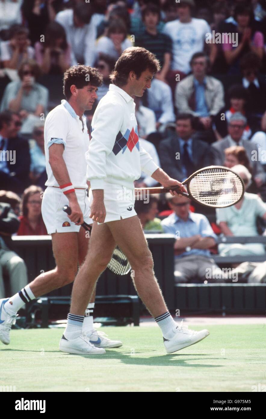 Tennis - Wimbledon Championships - Herrendoppel - Finale - Paul McNamee und Peter McNamara gegen John McEnroe und Peter Fleming. Paul McNamee und Peter McNamara gehen auf den Platz Stockfoto