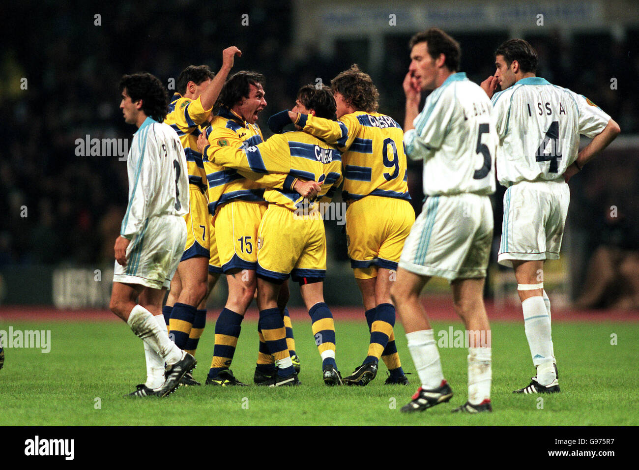 Parmas Enrico Chiesa (Mitte) wird von den Teamkollegen Diego Fuser (zweiter links), Alain Boghossian (dritter links) und Hernan Crespo (dritter rechts) zum dritten Tor gratuliert Stockfoto