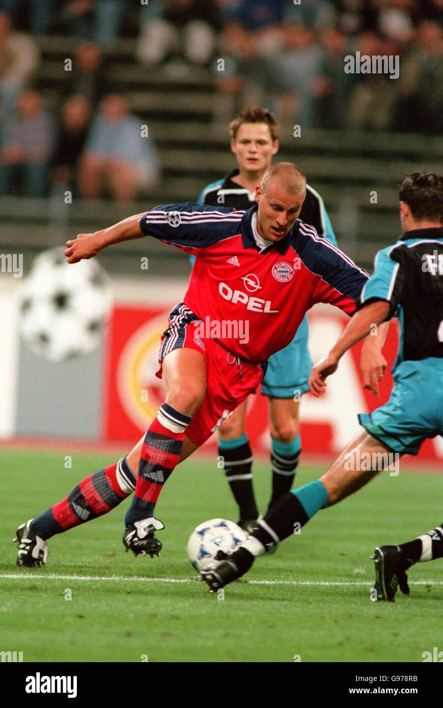 Carsten Jancker von Bayern München unter dem Druck der PSV Eindhoven Spieler Stockfoto