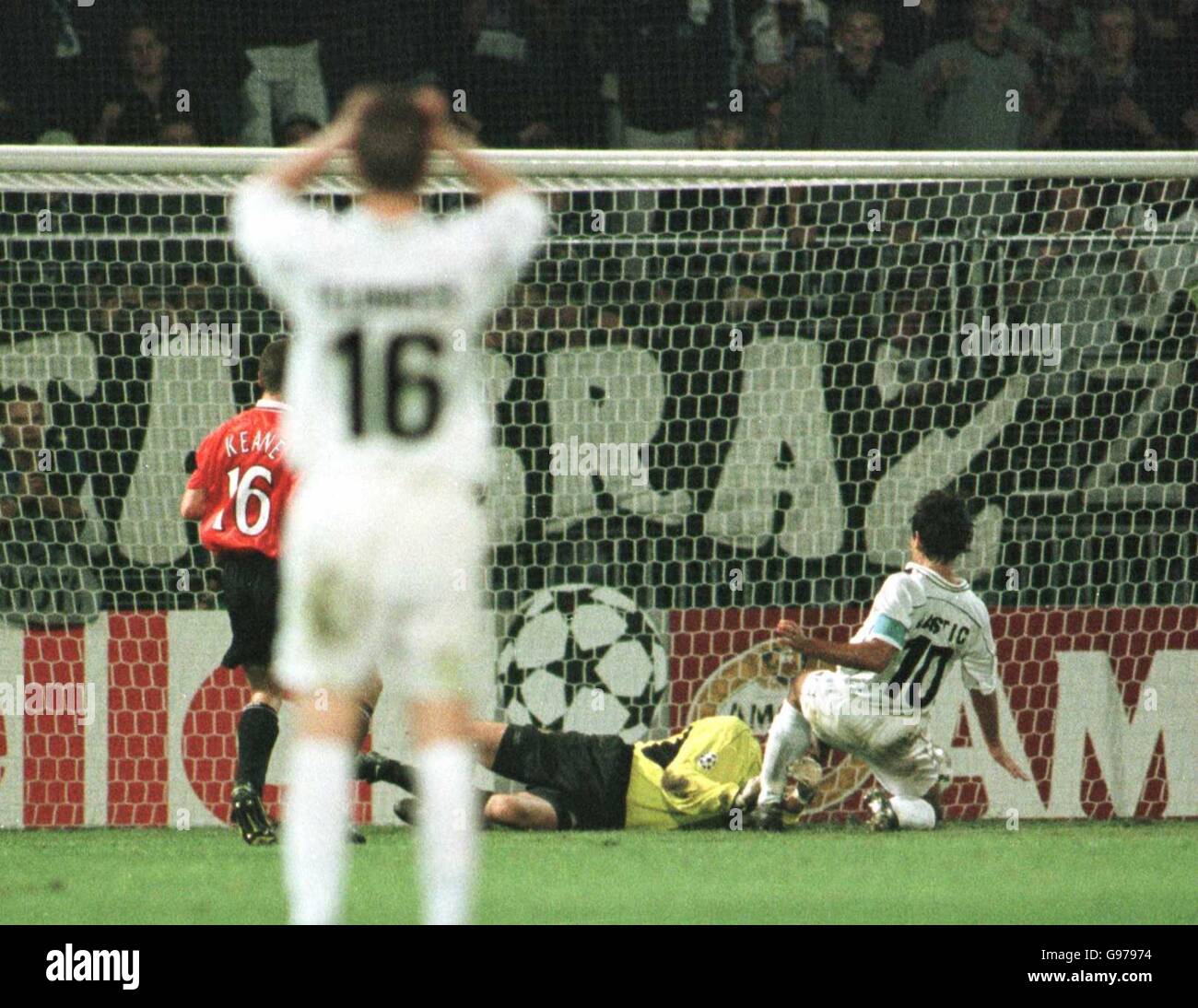 L-R; Manchester United Torhüter Raimond Van der Gouw rettet die Strafe von Sturm Graz Kapitän Ivica Vastic Stockfoto