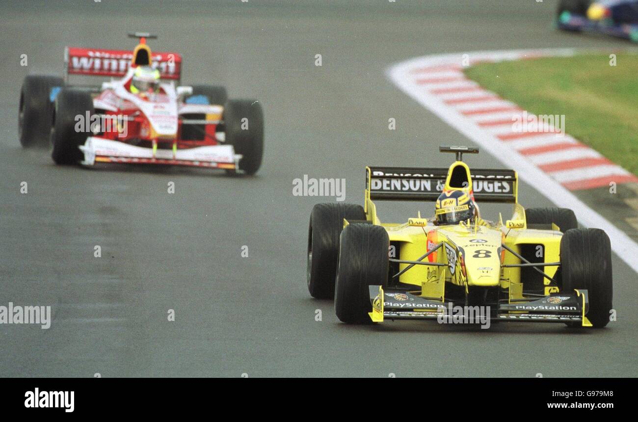 Heinz Harald Frentzen hält Landsmann Ralf Schumacher hinter sich In den frühen Runden Stockfoto