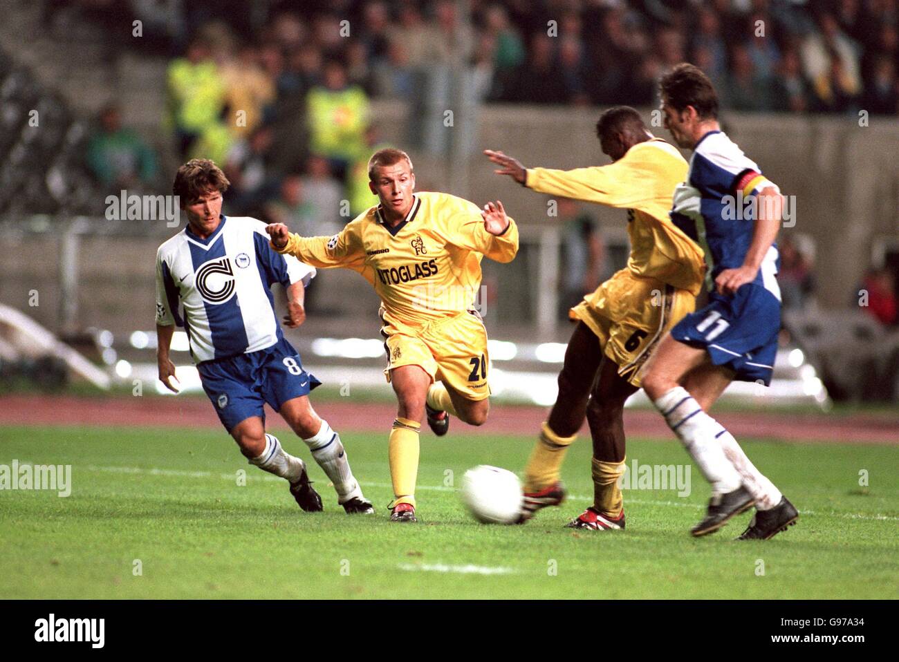 Fußball - UEFA Champions League - Gruppe H - Hertha Berlin gegen Chelsea. Chelseas Marcel Desailly (r) klärt seine Zeilen Stockfoto