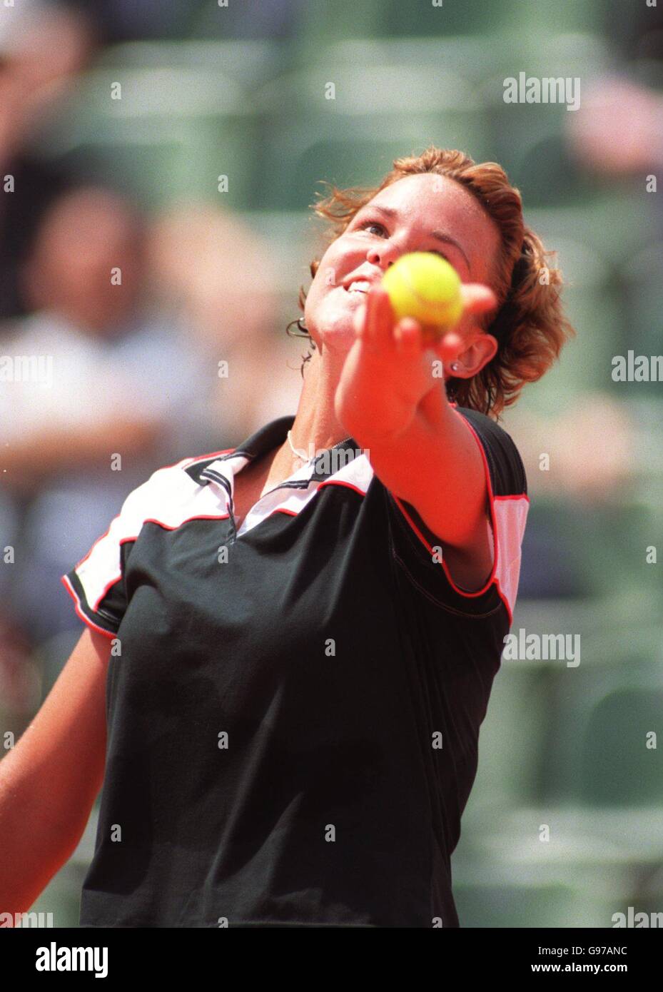 Tennis - French Open - Dameneinzel - Viertelfinale - Lindsay Davenport gegen Steffi Graf. Lindsay Davenport bereitet sich auf den Service vor Stockfoto