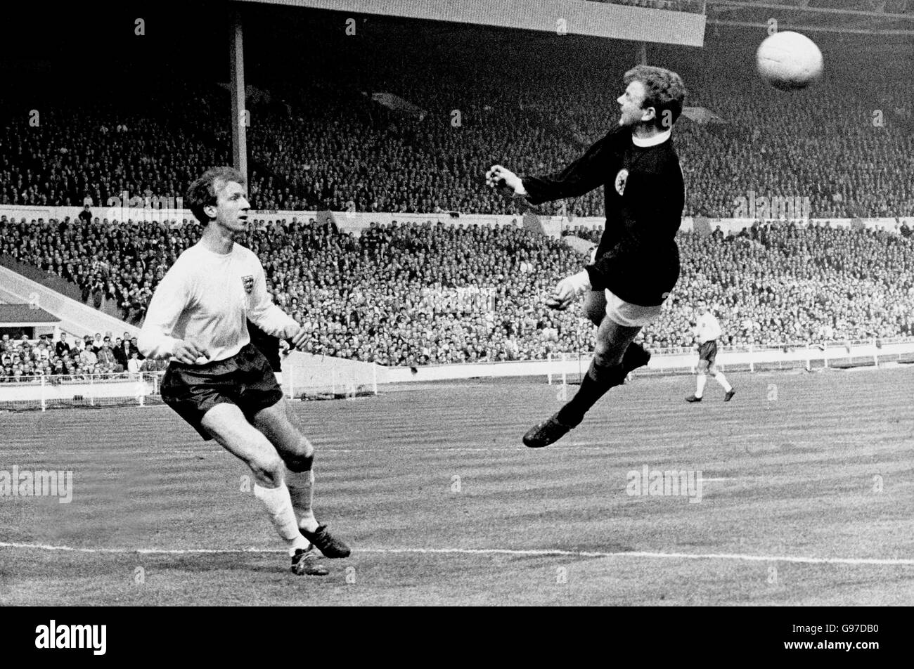 Fußball - Europameisterschaft Qualifier - Gruppe Acht - England gegen Schottland. Englands Jackie Charlton (links) sieht so aus, als Schottlands Billy Bremer (rechts) sich eng mit einem Header verbindet Stockfoto