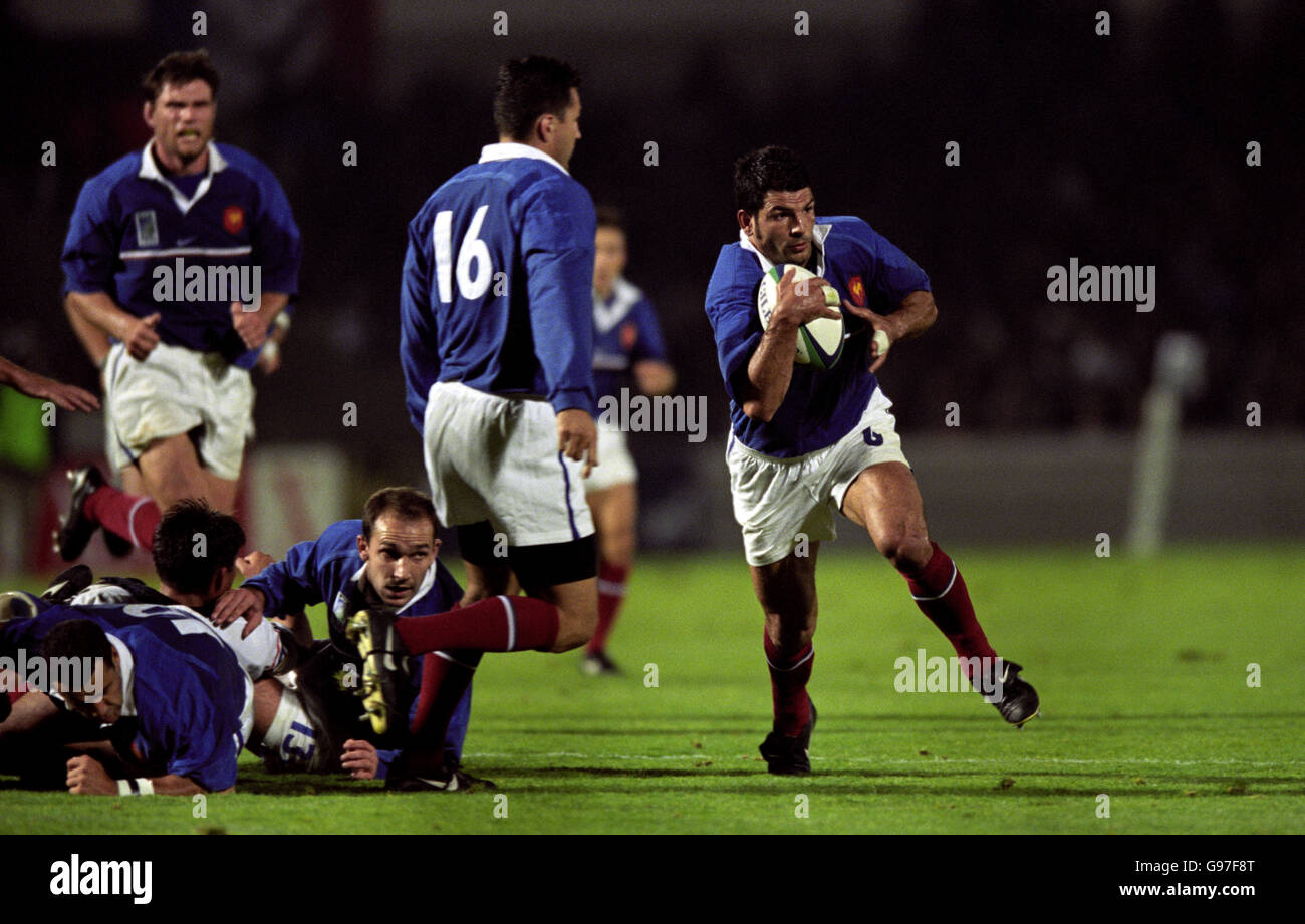 Rugby Union - Rugby-Weltmeisterschaft 99 - Pool C - Frankreich V Namibia. Der französische Marc Lievremont läuft zu Namibias Verteidigung Stockfoto