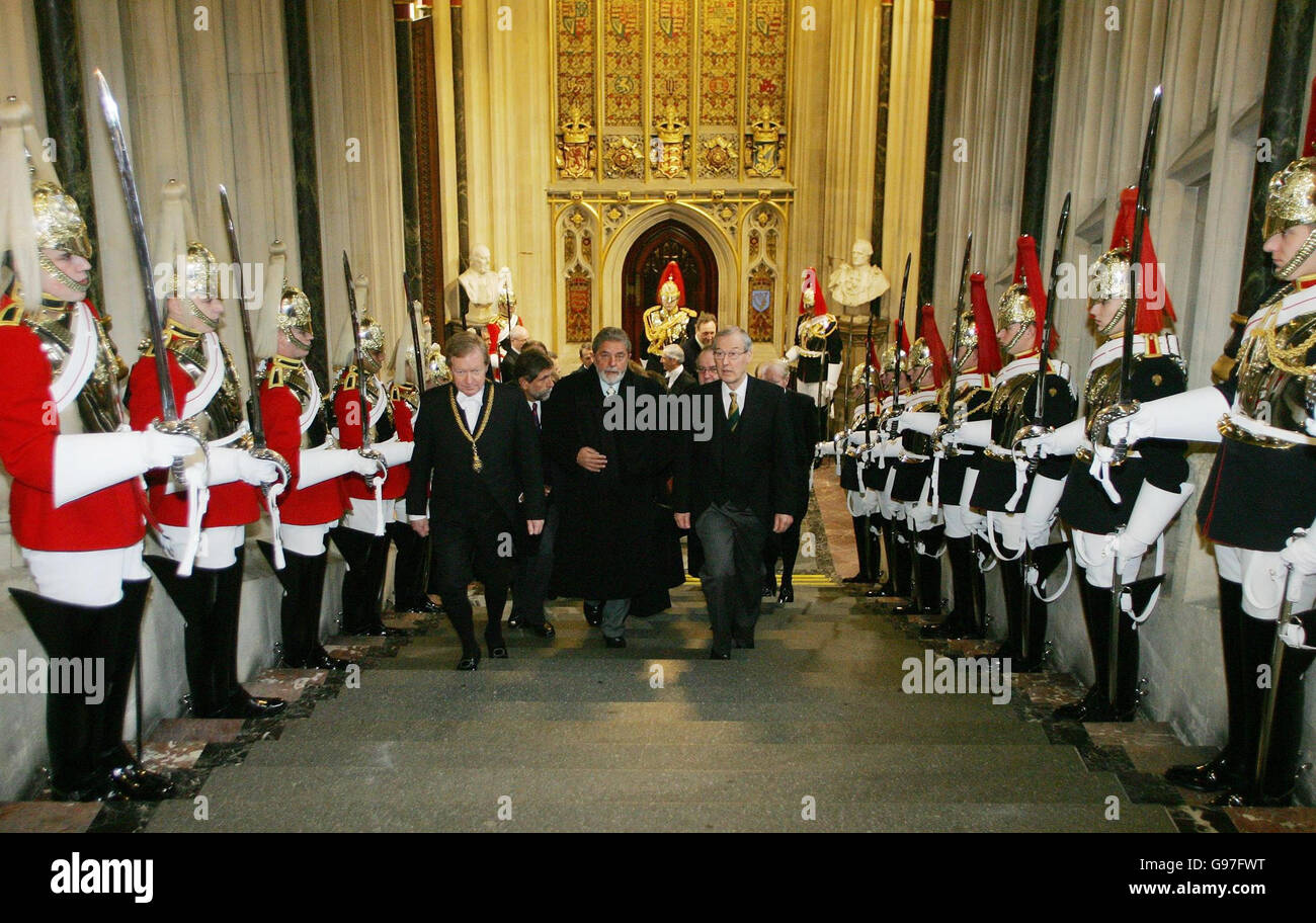 Der brasilianische Präsident Luiz Inacio Lula da Silva (Mitte) trifft am Mittwoch, dem 8. März 2006, am zweiten Tag des Staatsbesuchs des Präsidenten in Großbritannien im Oberhaus im Zentrum von London ein, wo er vor geladenen Gästen eine Rede hielt. Sehen Sie sich die Geschichte der PA AN ROYAL Brazil. DRÜCKEN SIE VERBANDSFOTO. Der Bildnachweis sollte lauten: Geoff Caddick/EPA/PA Stockfoto