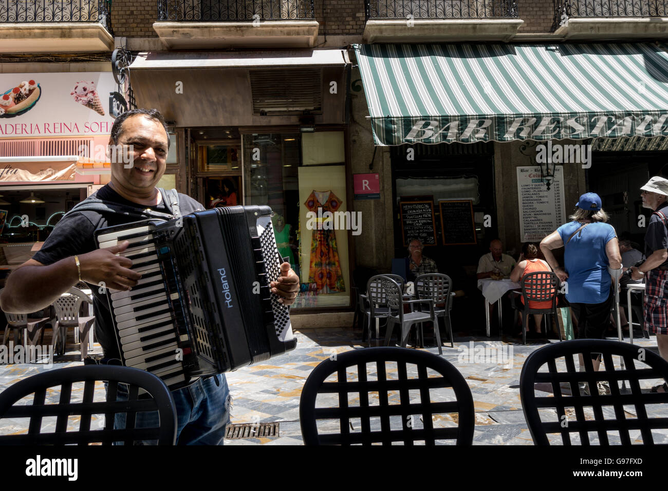 Ein Straßenmusikant spielt Akkordeon in Cartagena-Murcia-Spanien Stockfoto