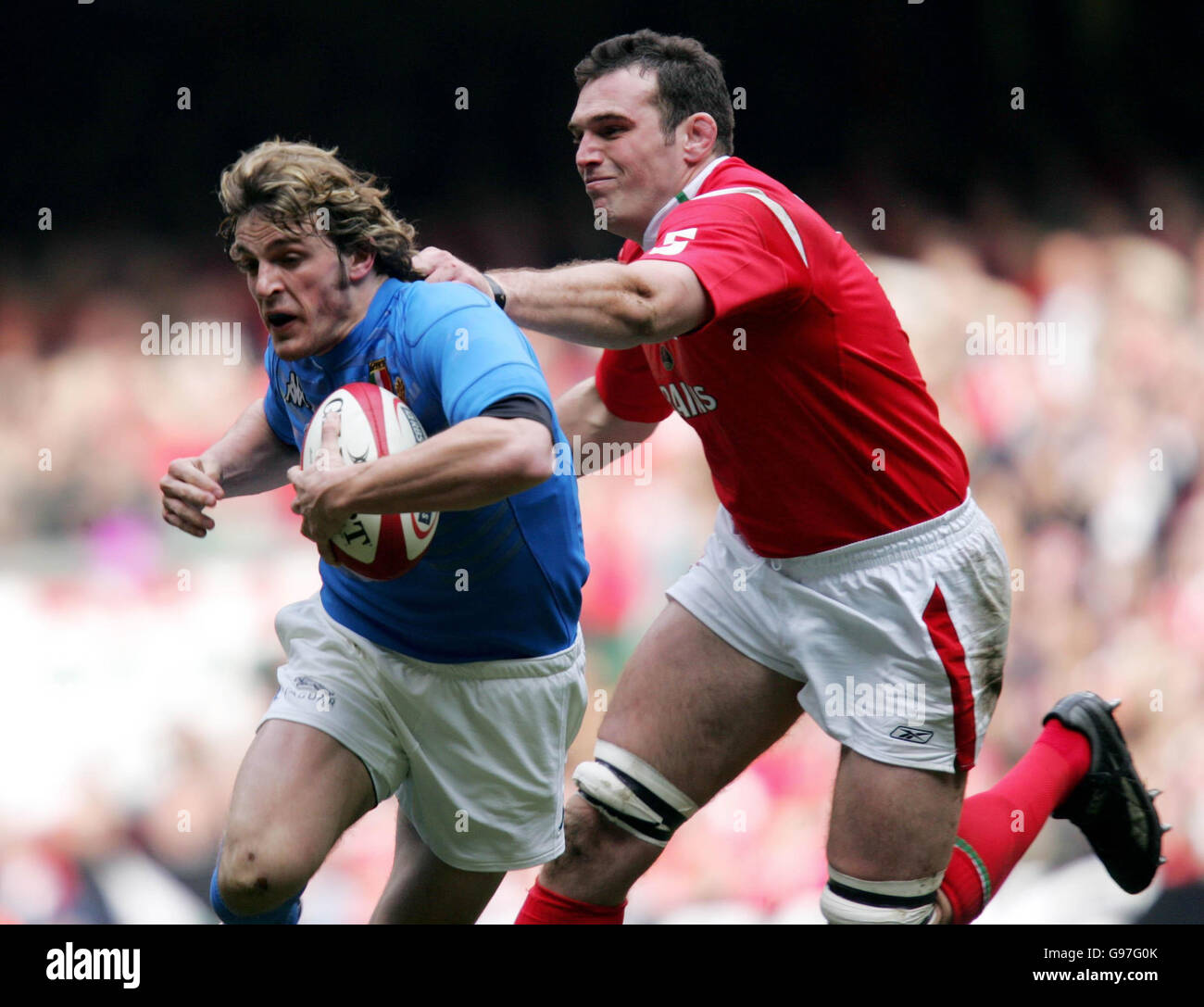 Der Italiener Mirco Bergamasco entkommt dem Angriff von Robert Sidoli aus Wales während des RBS 6 Nations-Spiels im Millennium Stadium, Cardiff, Samstag, 11. März 2006. DRÜCKEN SIE VERBANDSFOTO. Bildnachweis sollte lauten: David Davies/PA. Stockfoto