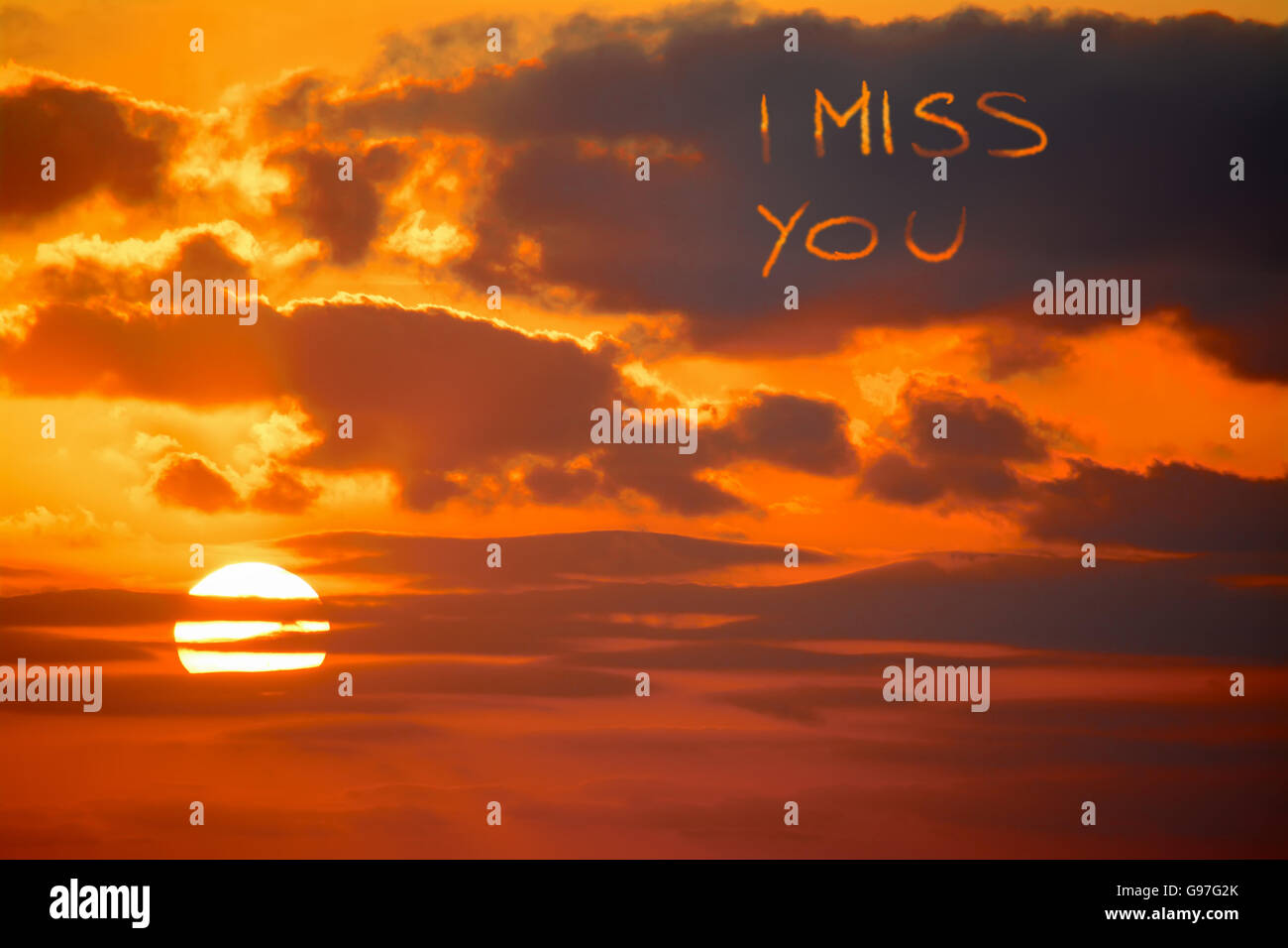 "Ich vermisse dich" geschrieben bei Sonnenuntergang Stockfoto