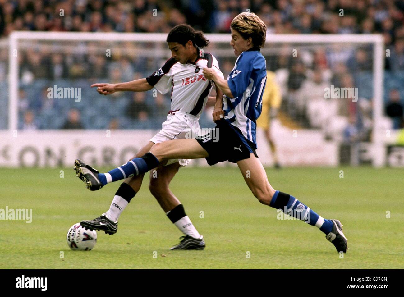 Petter Rudi am Mittwoch von Sheffield und Youssef Chippo von Coventry City Für den Ball Stockfoto