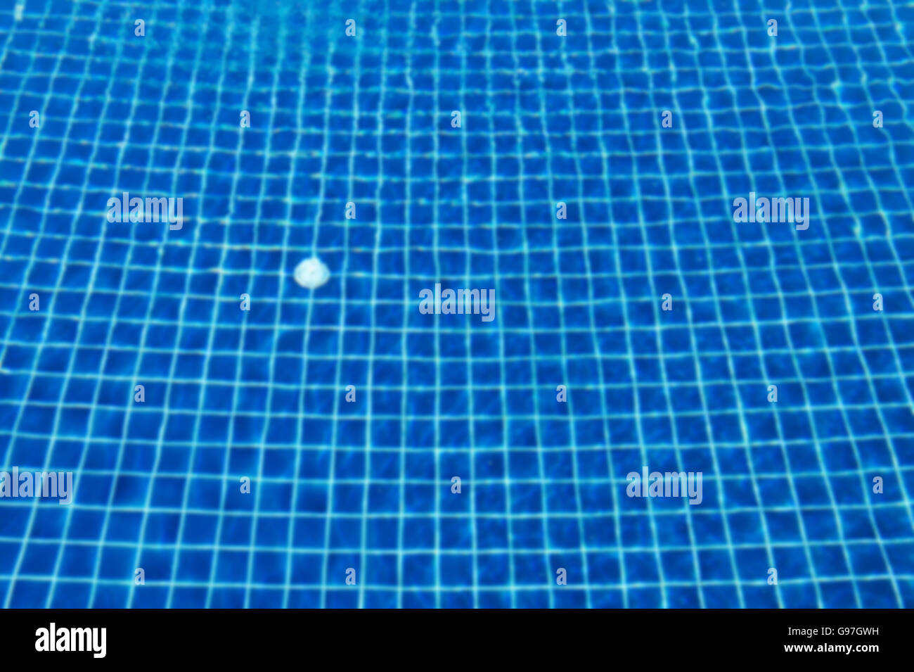 Verschwimmen Sie Schwimmbad mit blauen Mosaik Hintergrund. Stockfoto