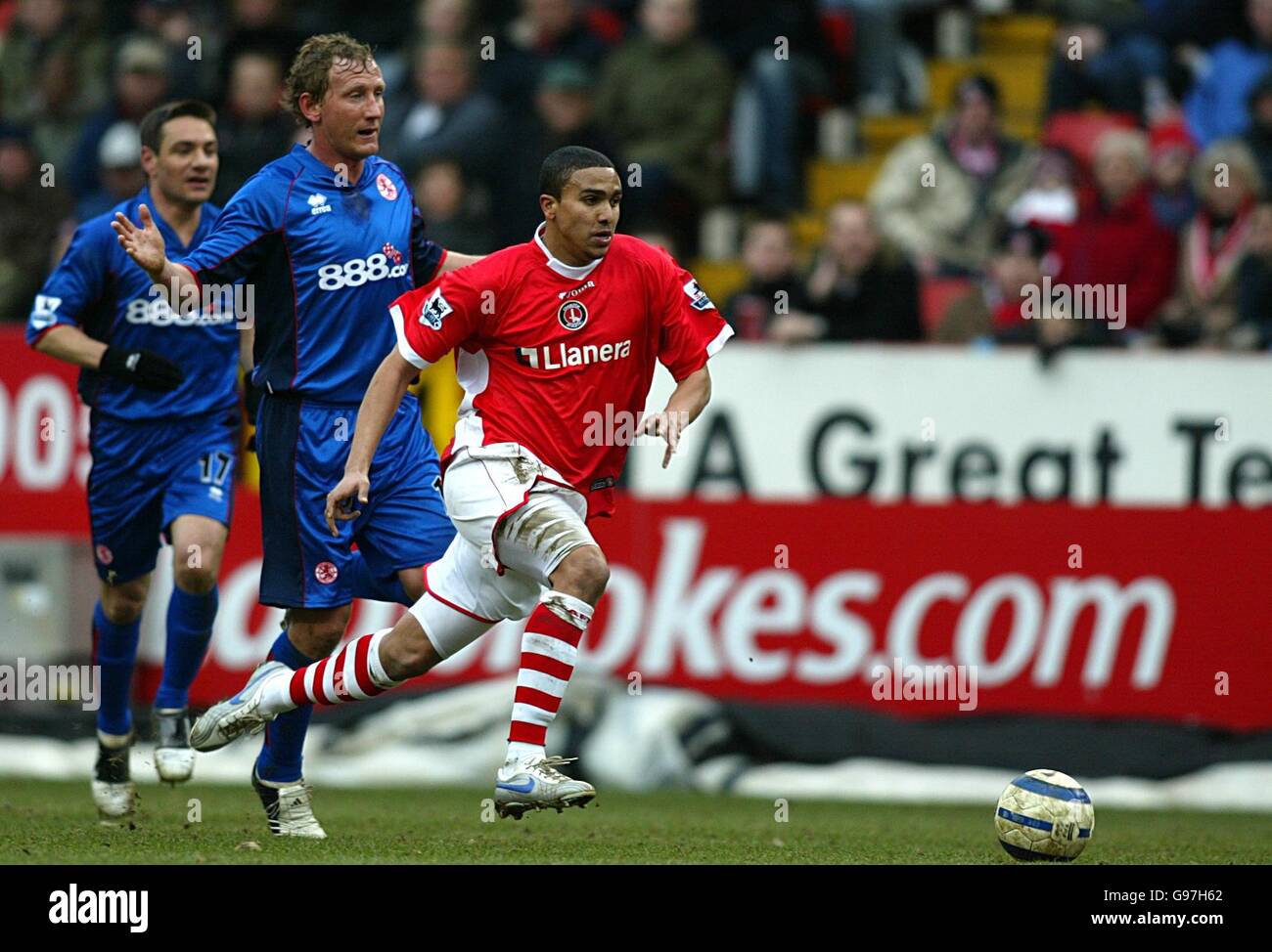 Fußball - FA Barclays Premiership - Charlton Athletic / Middlesbrough - The Valley. Jerome Thomas von Charlton Athletic löst sich von Middlesbroughs Ray Parlor Stockfoto