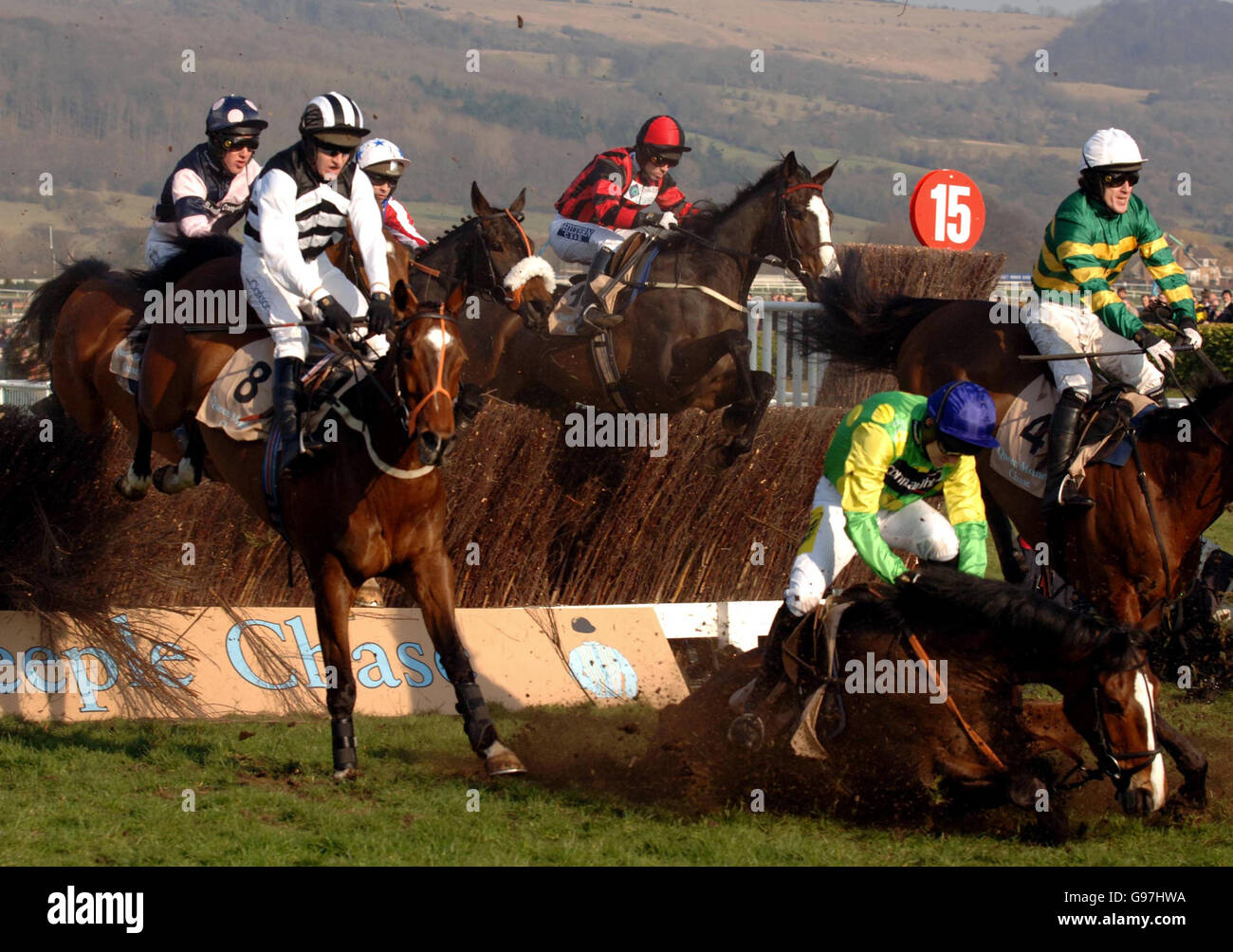 Kauto Star geritten von Jockey Ruby Walsh (unten) fällt, mit Moscow Flyer geritten von Jockey Barry Geraghty (zweite links) Einnahme der Zaun in der Königin Mutter Champion Chase am zweiten Tag des Cheltenham Festival auf Cheltenham Rennbahn, Mittwoch 15. März 2006. Moscow Flyer wurde nach dem fünften Platz in den Ruhestand verabschiedet. Der 12-Jährige versuchte für einen dritten Sieg in der zwei-Meilen-Wettbewerb nach dem Genuss von Erfolg in 2003 und 2005, aber er wird jetzt beugen, nachdem er nicht zu einem seiner drei Starts in dieser Amtszeit zu gewinnen. Siehe PA Story RACING Mother Flyer. DRÜCKEN Sie VERBANDSFOTO. Bildnachweis sollte lauten: Barry Stockfoto