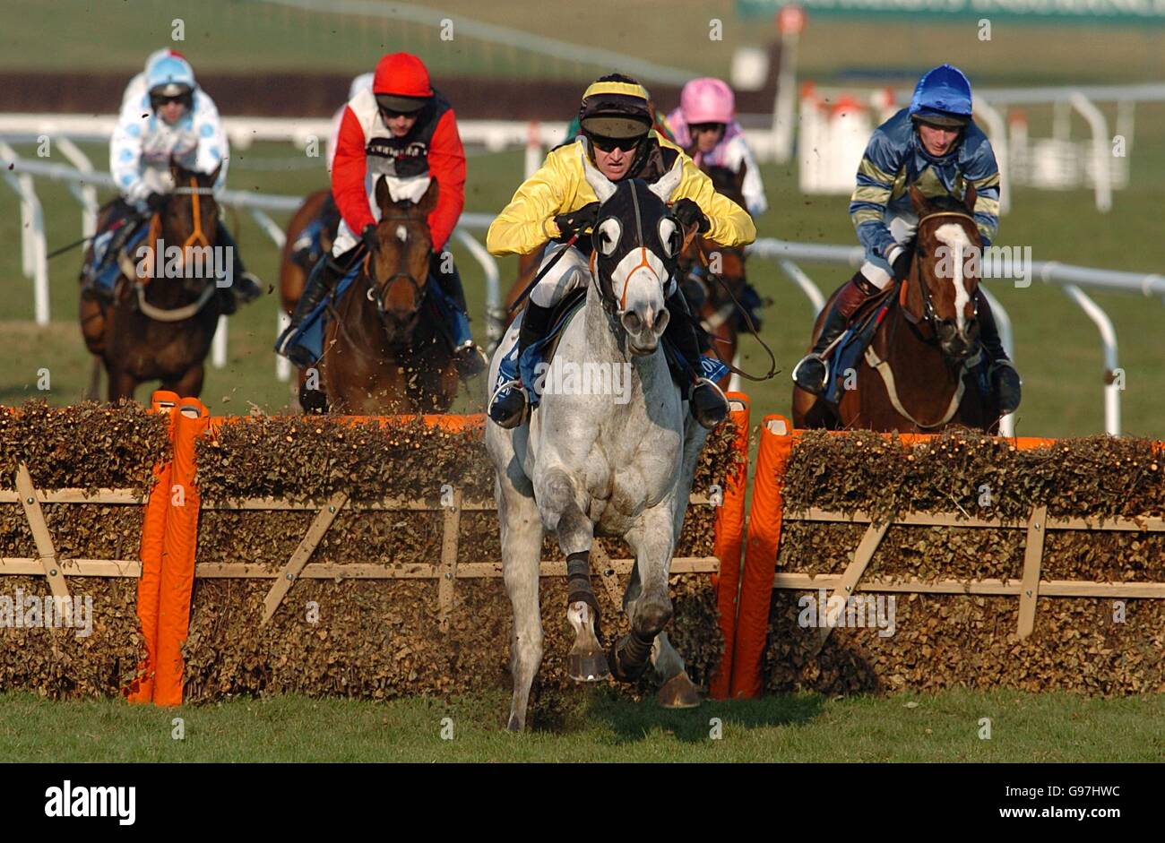 Der Rennsieger Sky ist The Limit, das Barry Geraghty in seinem Rennen gefahren hat Der Coral Cup (EIN Handicap-Hürdenlauf) (Klasse 1) Stockfoto