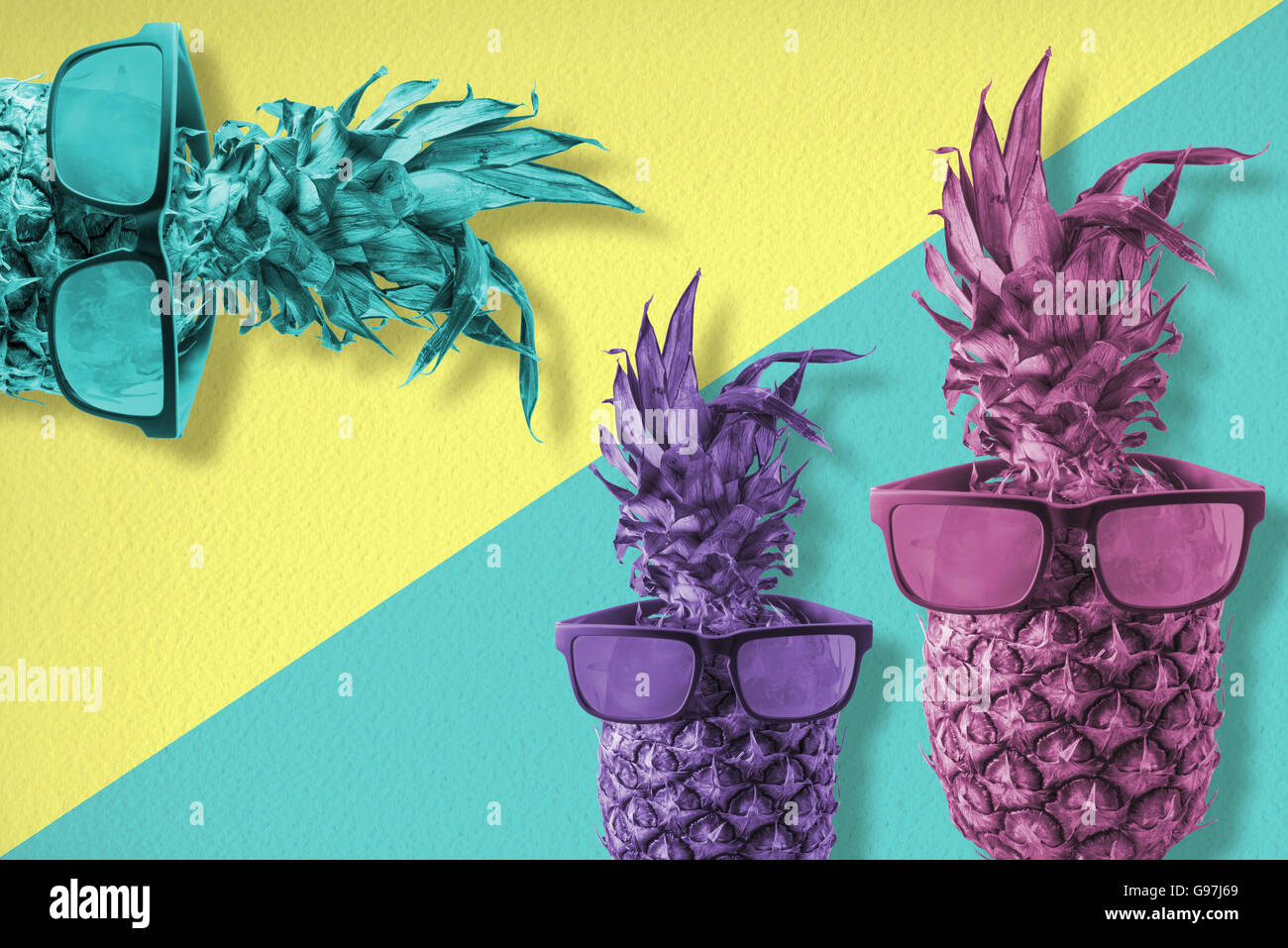 Cool Ananas Früchte Hipster Stil Sonnenbrille, trendige Retro-Sommer-Konzept mit farbigen Hintergrunddesign. Stockfoto