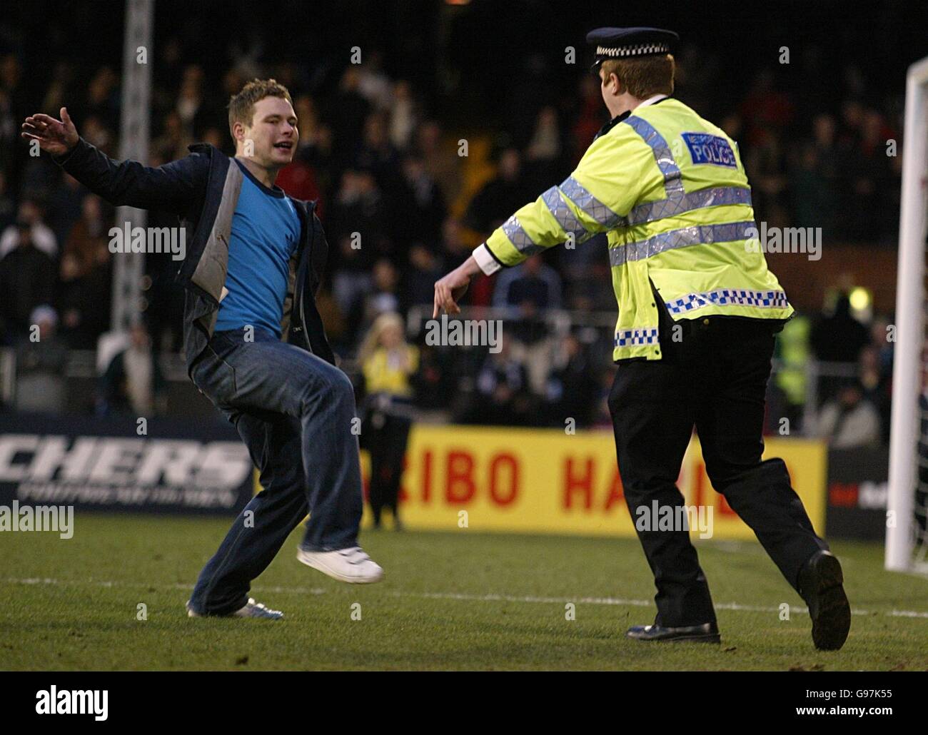 Fußball - FA Barclays Premiership - Fulham gegen Chelsea - Craven Cottage. Die Polizei versucht, Eindringlinge zu kontrollieren Stockfoto