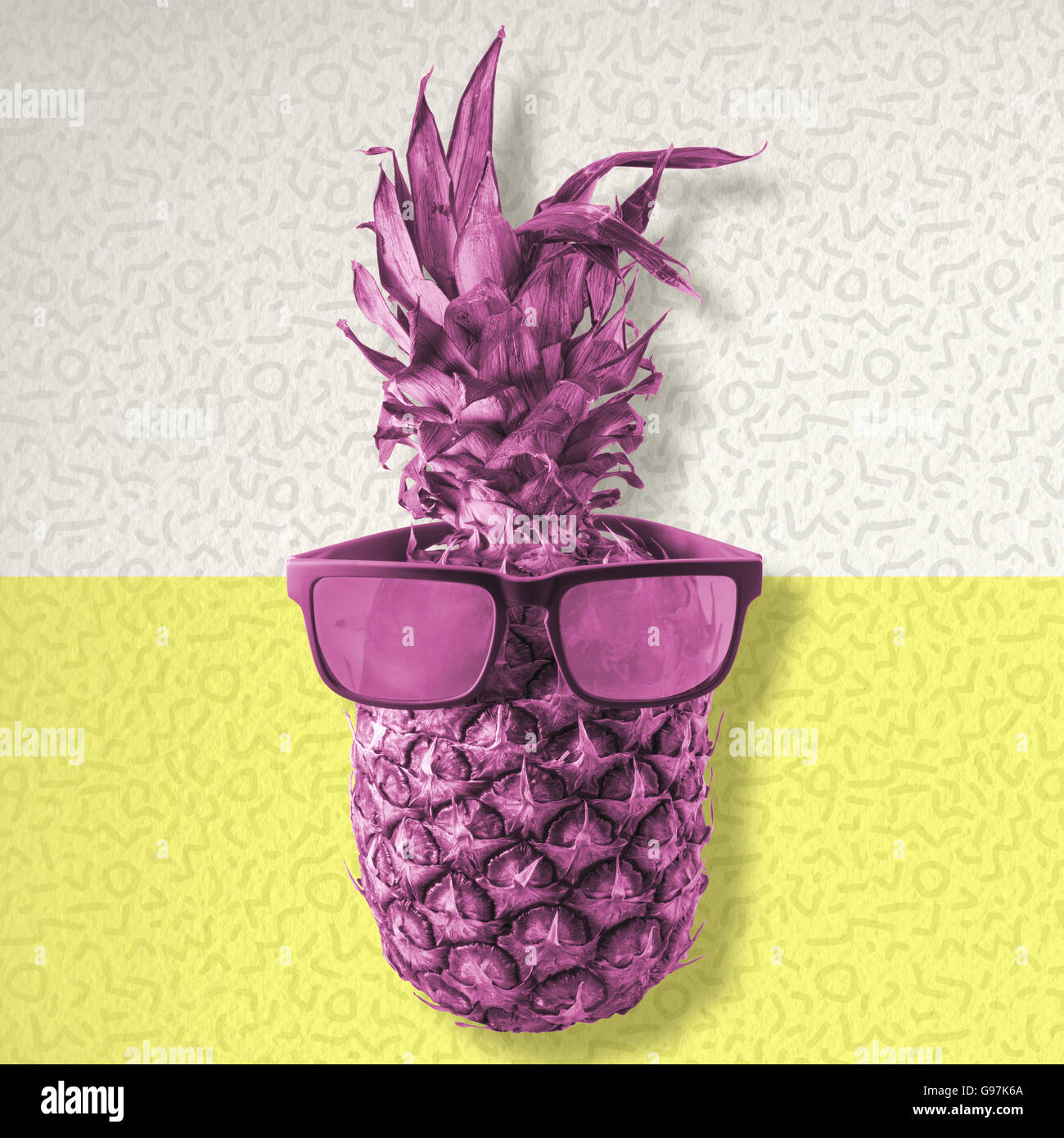 Spaß Ananas Frucht Hipster Stil Sonnenbrille in rosa Farbe, trendige Retro-Sommer-Konzept mit farbigen Hintergrunddesign. Stockfoto