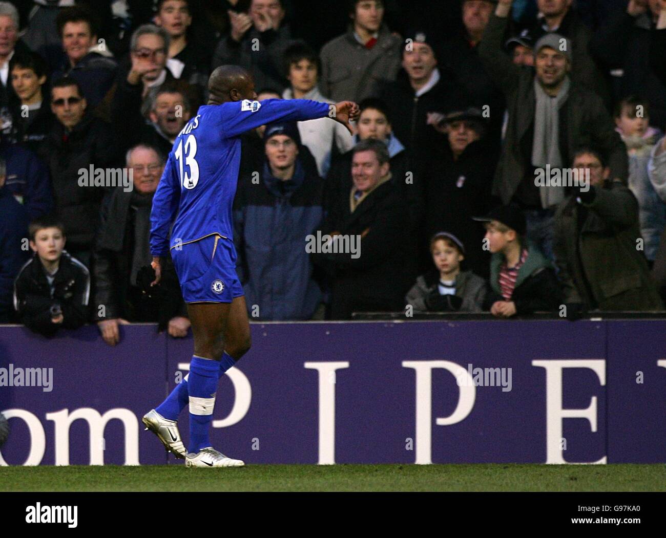 Chelseas William Gallas zeigt sich der Menge gegenüber, als er weggeht Der Platz nach Erhalt einer roten Karte Stockfoto